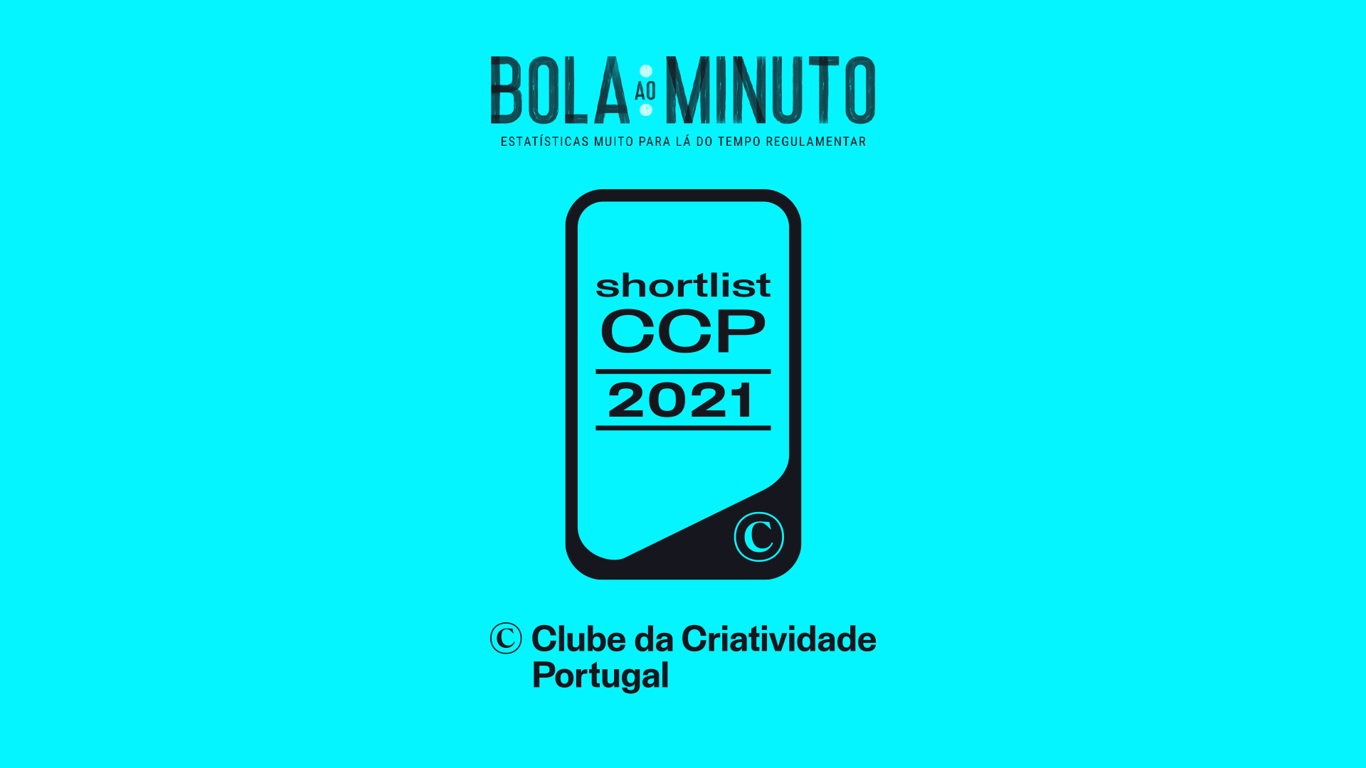 Selo «shortlist CCP 2021» do Clube da Criatividade Portugal sobre fundo ciano, com o logótipo Bola ao Minuto