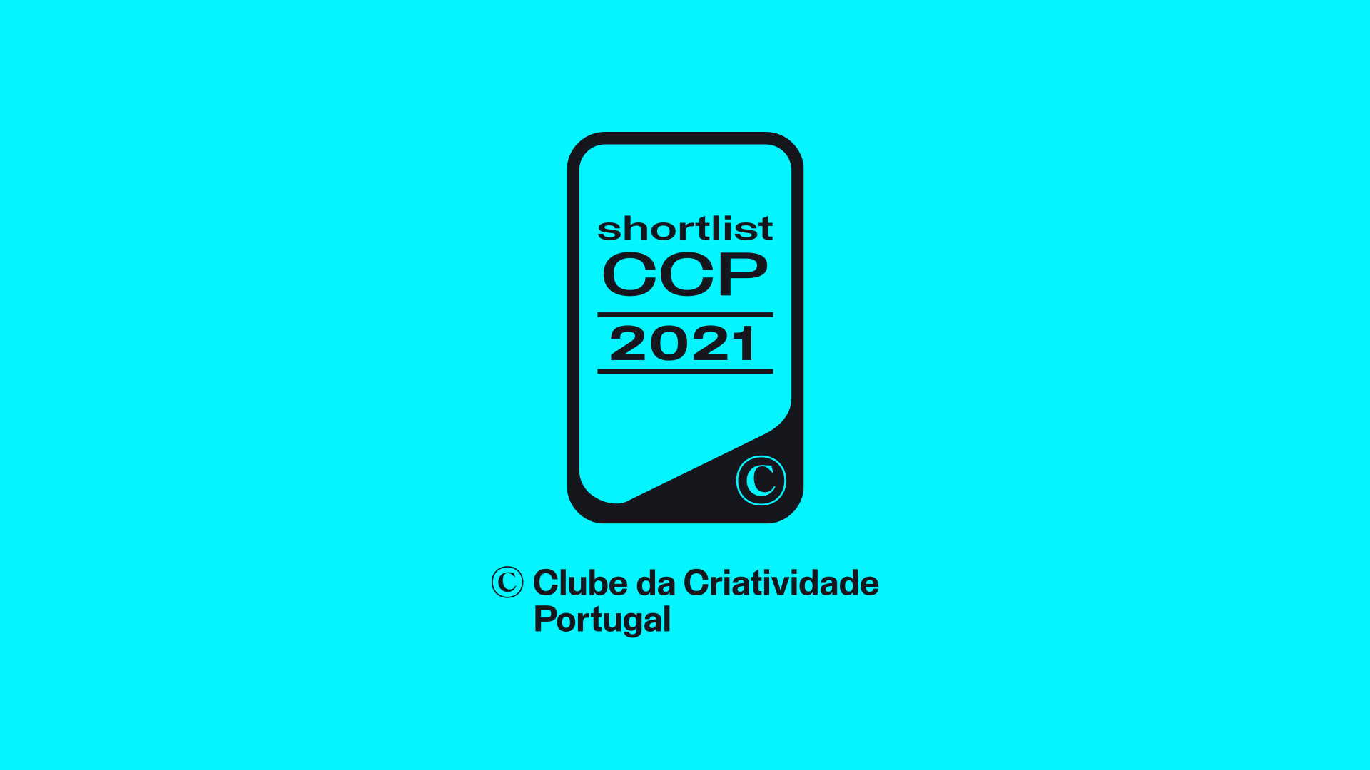 Selo «shortlist CCP 2021» do Clube da Criatividade Portugal sobre fundo ciano