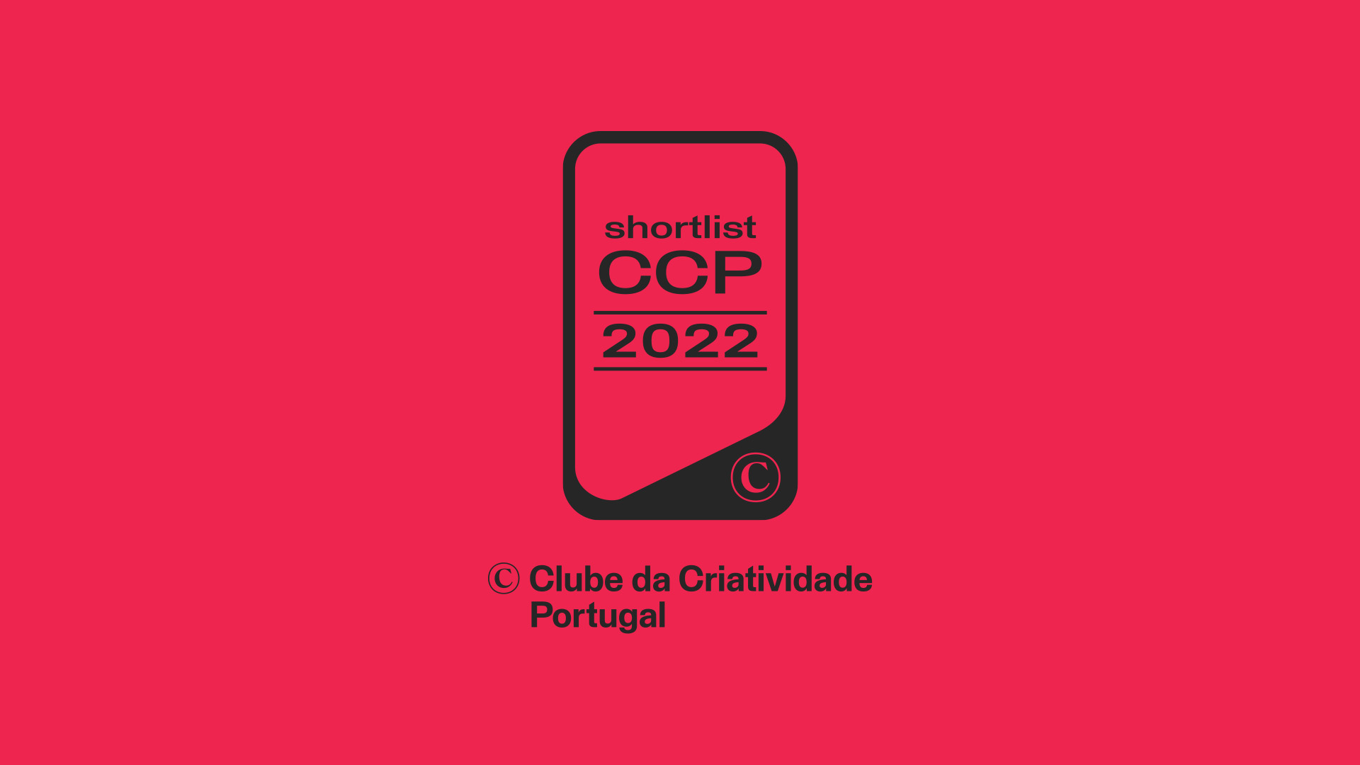 Selo «shortlist CCP 2022» do Clube da Criatividade Portugal sobre fundo vermelho